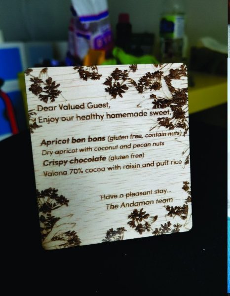 Kad menu kayu untuk tetamu hotel
