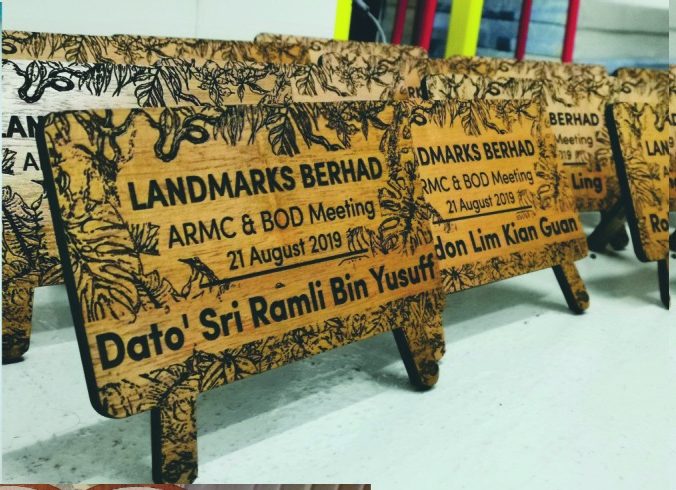 Papan nama kayu untuk mesyuarat korporat