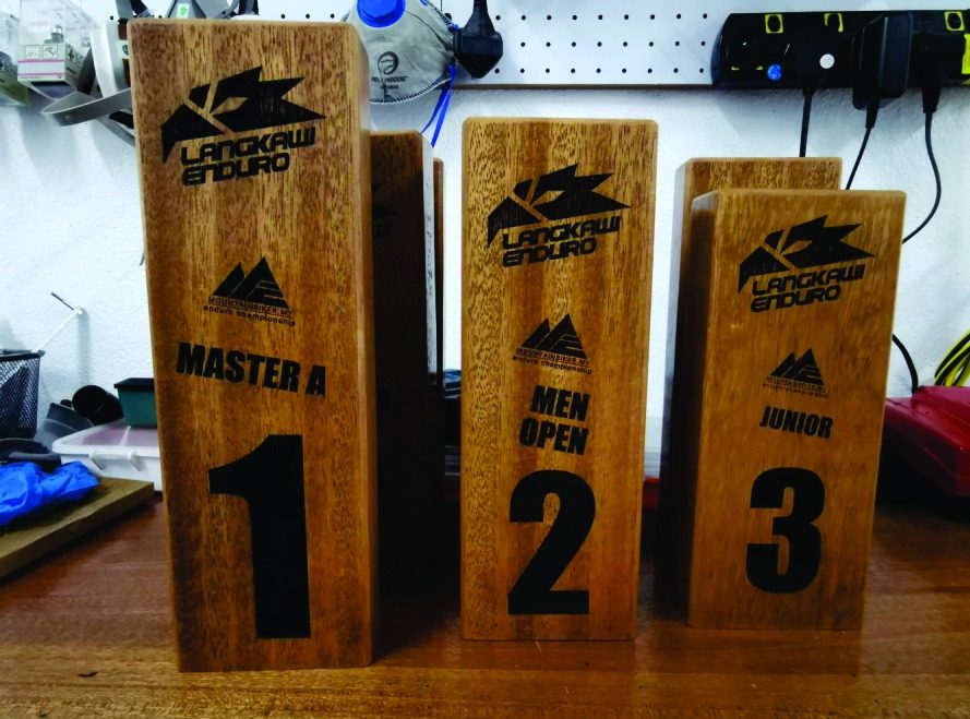 Trofi kayu Langkawi Enduro tempat pertama, kedua dan ketiga