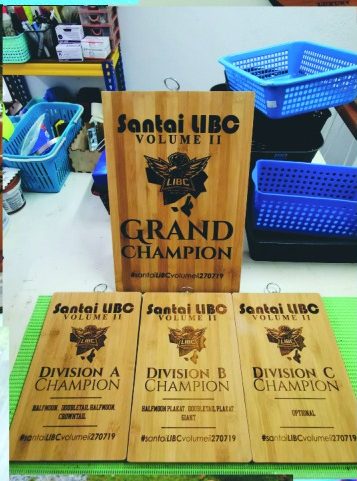 Trofi kayu Grand Champion